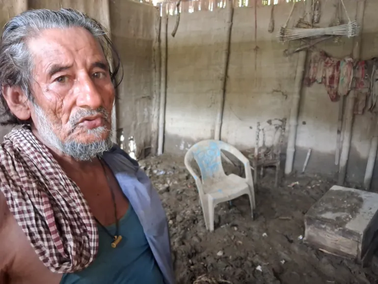 Asor Ali, 75 anni, a Prajabasti, un villaggio colpito dalle inondazioni nell'Assam, in India [Arshad Ahmad/Oltre La Linea]