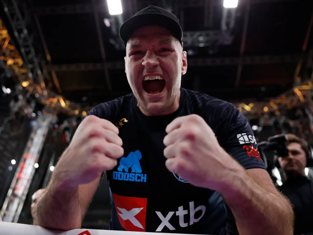 Fury domina Wach nell'incontro di boxe tailandese prima dello showdown di Joshua