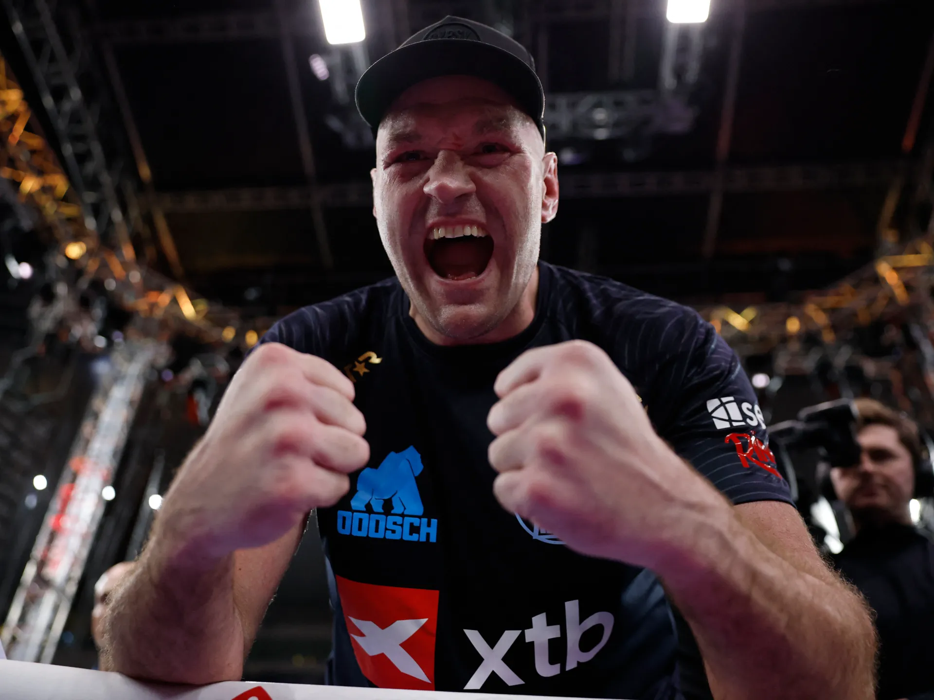 Fury domina Wach nell'incontro di boxe tailandese prima dello showdown di Joshua
