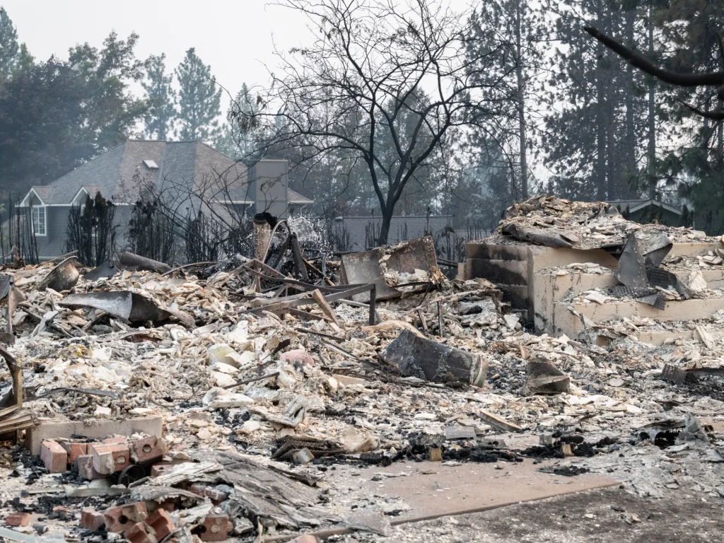 Gli Stati Uniti arrestano i sospettati per l'incendio di Spokane mentre decine di migliaia fuggono dalle fiamme