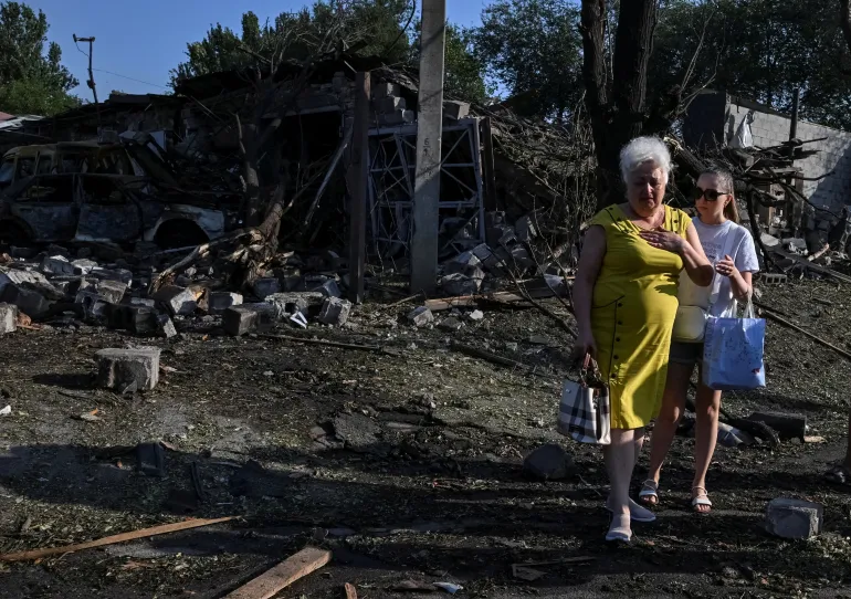 I residenti si trovano sul luogo di un attacco missilistico e aereo russo, nel mezzo dell'attacco russo all'Ucraina, a Zaporizhzhia, Ucraina, l'11 agosto 2026. REUTERS/Stringer IMMAGINI TPX DEL GIORNO
