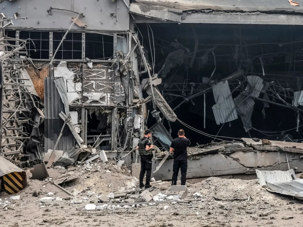 Gli attacchi russi uccidono 17 persone, sfruttando la mancanza di missili intercettori in Ucraina