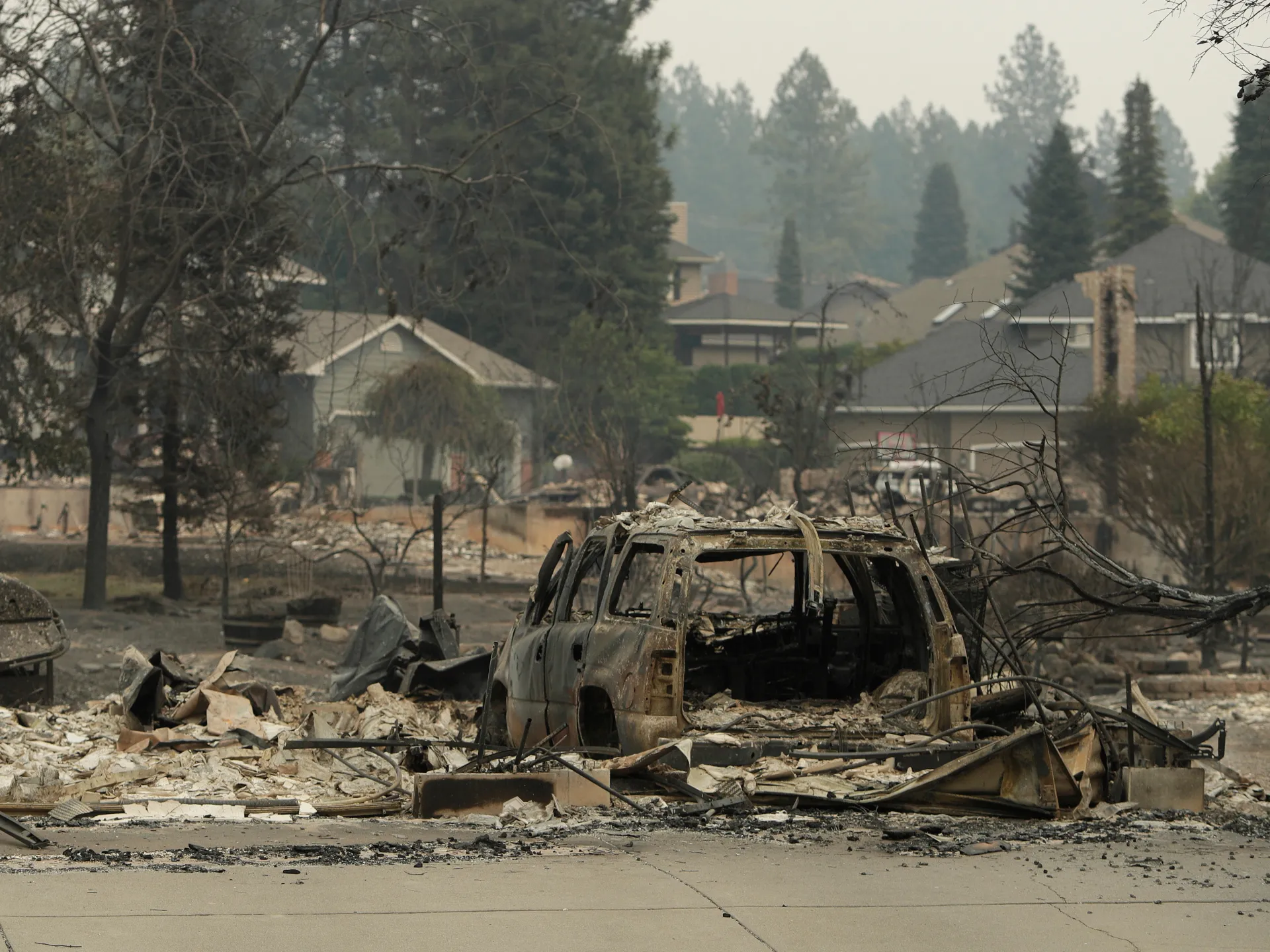 Gli incendi a Spokane, Washington, bruciano 600 strutture, costringono 60.000 evacuazioni