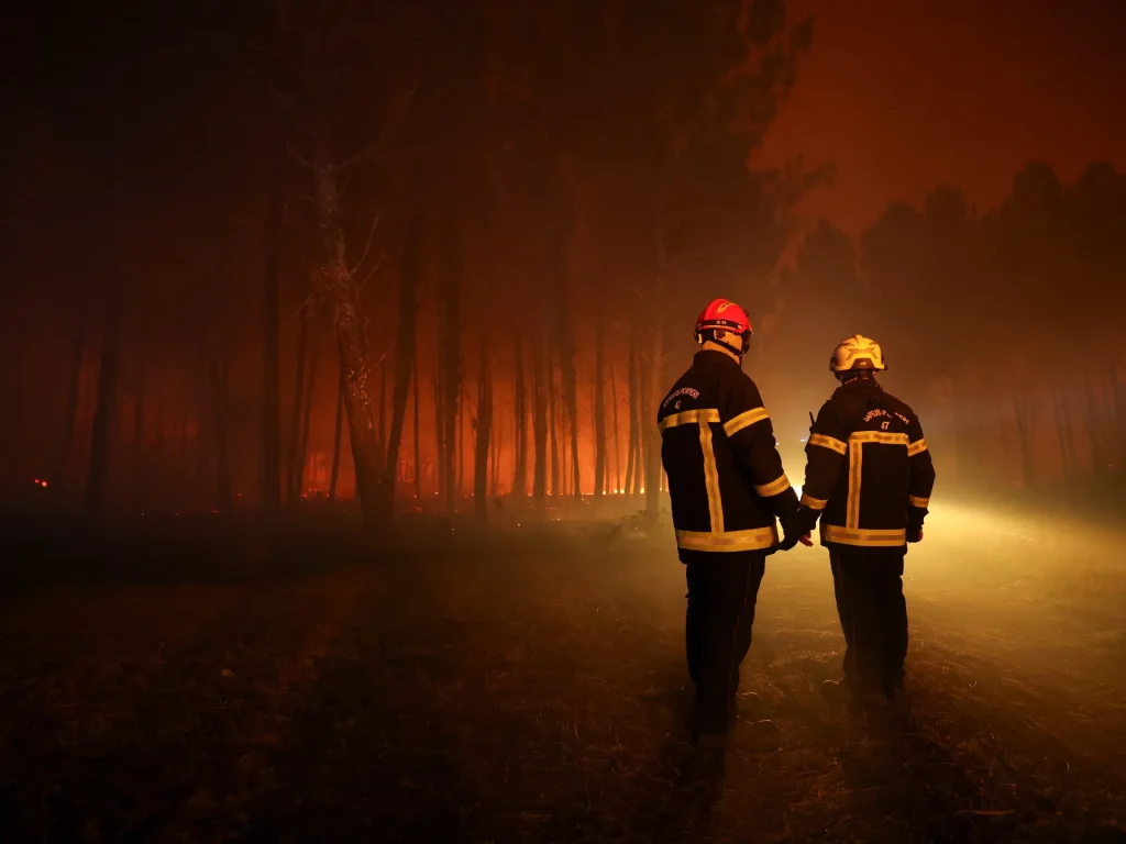 Gli incendi costringono migliaia di persone a fuggire mentre gli incendi si diffondono in tutta Europa