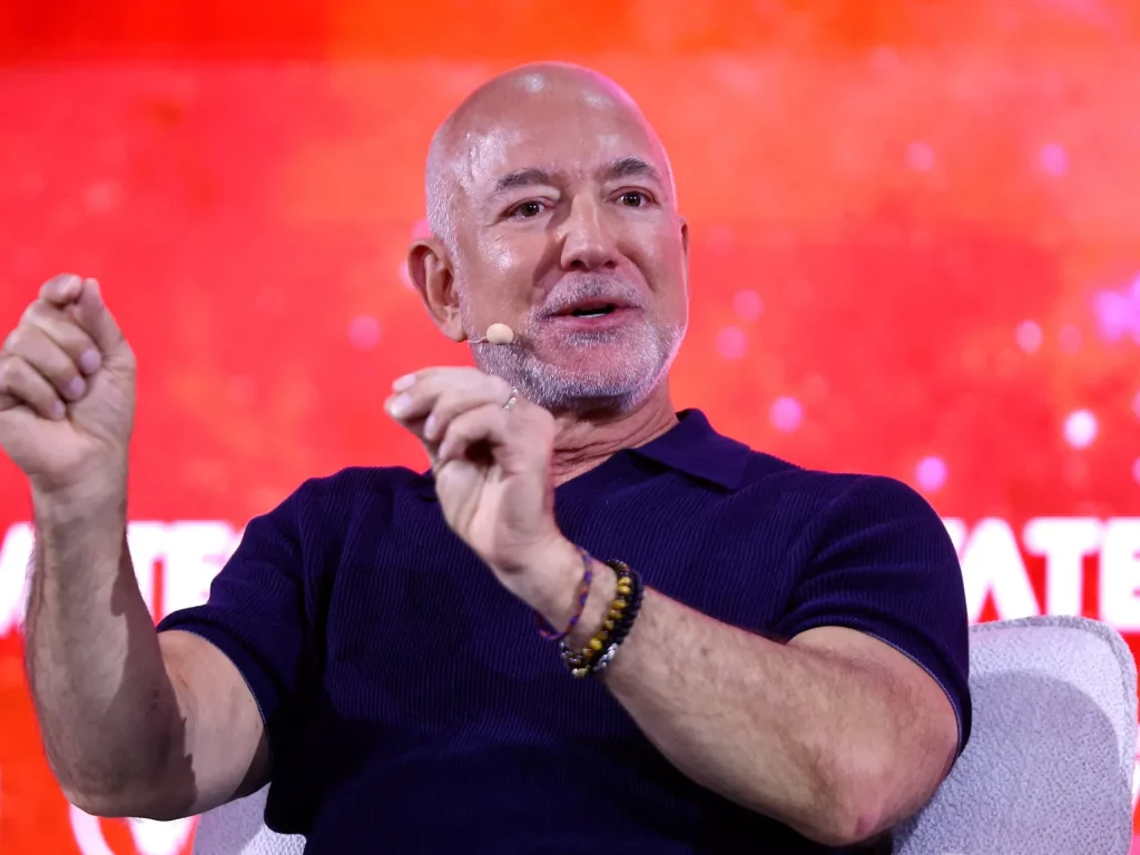I tifosi del Liverpool chiedono chiarezza sull'offerta di Bezos di acquistare la quota