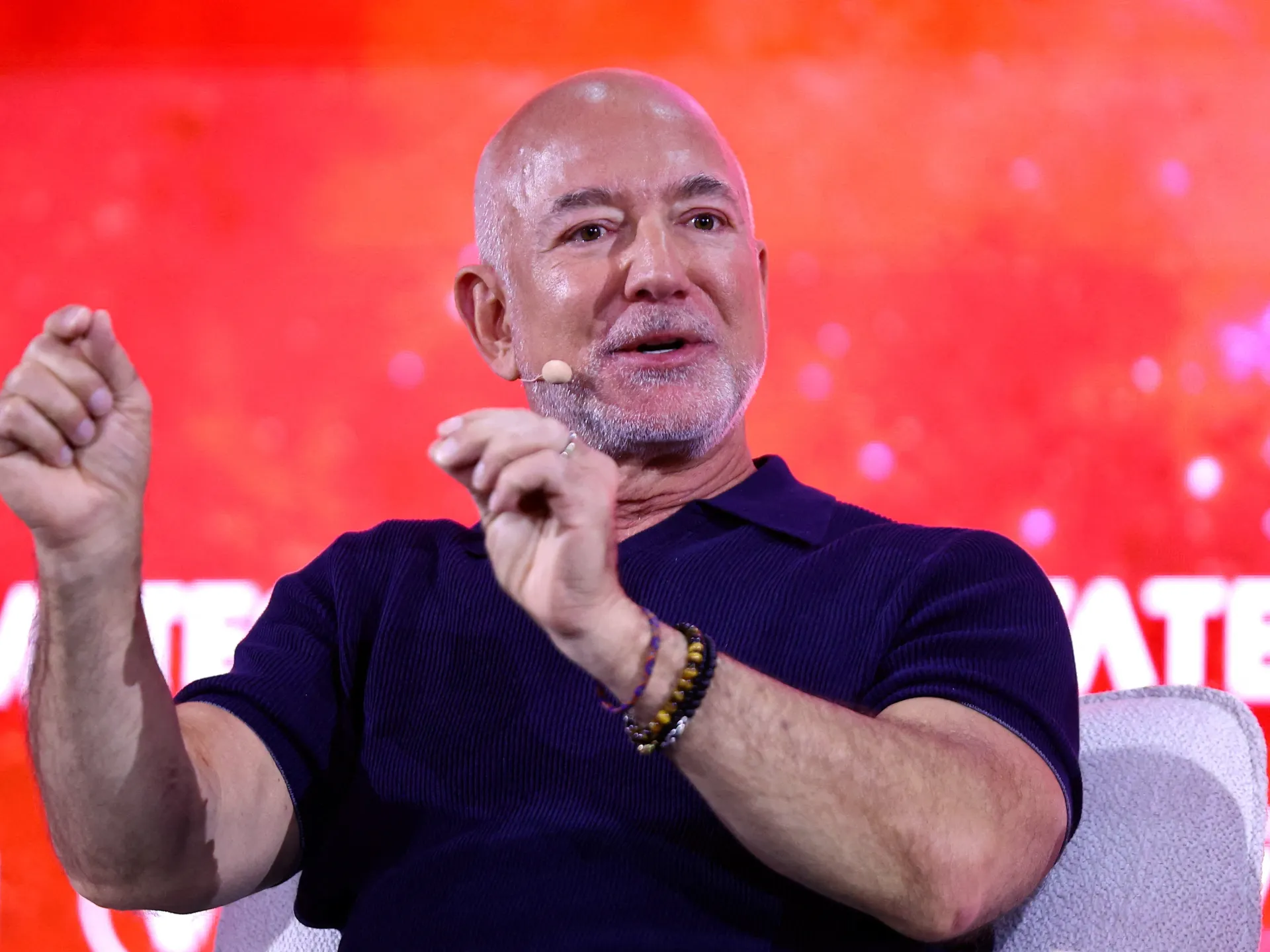 I tifosi del Liverpool chiedono chiarezza sull'offerta di Bezos di acquistare la quota