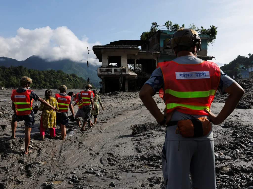 Il bilancio delle vittime dell'alluvione tra Nepal e Tibet supera i 470 mentre il lago barriera minaccia