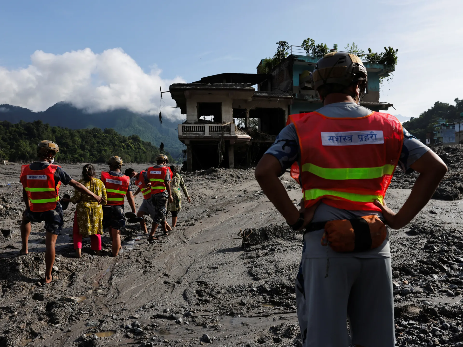 Il bilancio delle vittime dell'alluvione tra Nepal e Tibet supera i 470 mentre il lago barriera minaccia