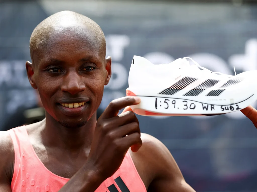 Il detentore del record mondiale del Kenya Sawe si ritira dalla maratona di Berlino