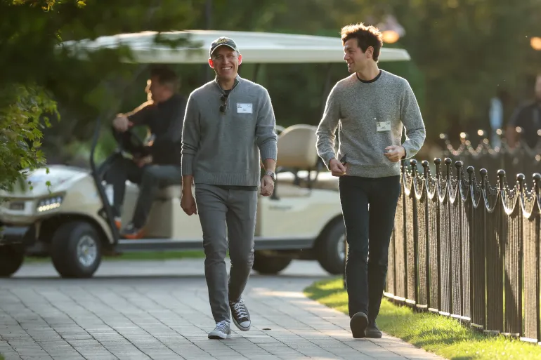 Il comproprietario dei New Lakers Josh Kushner, a destra, è fondatore e socio amministratore della società di venture capital Thrive Capital e ha un patrimonio personale stimato di 5 miliardi di dollari