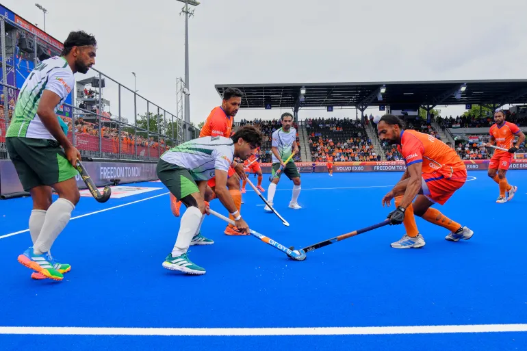 Hannan Shahid del Pakistan, a sinistra, e Hardik Singh dell'India combattono per la palla durante la partita del girone D di hockey su prato della Coppa del Mondo ad Amstelveen, Paesi Bassi, il 19 agosto 2026