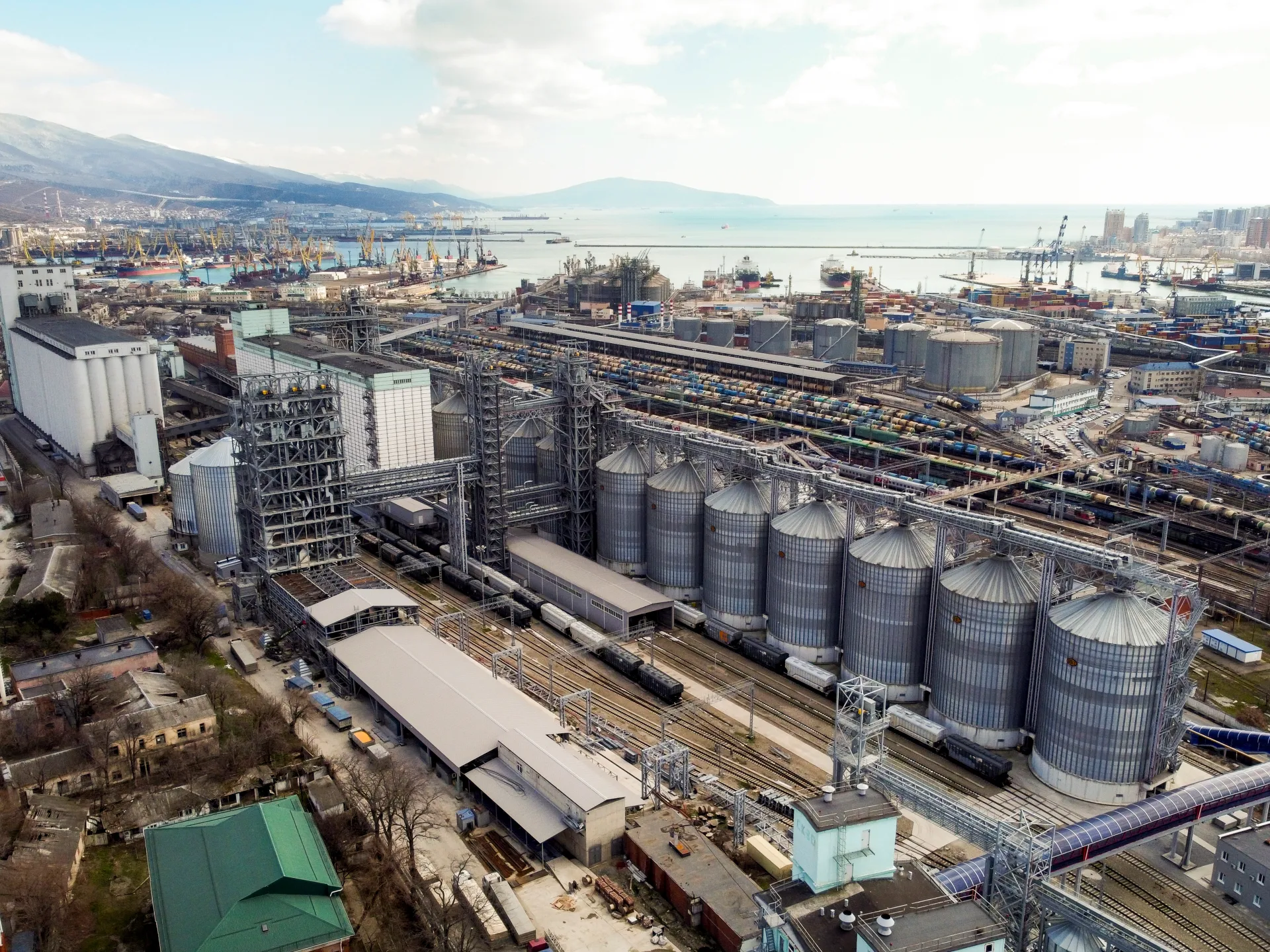 L'Ucraina colpisce un terminal per il grano nel porto russo di Novorossiysk, uccidendo tre persone