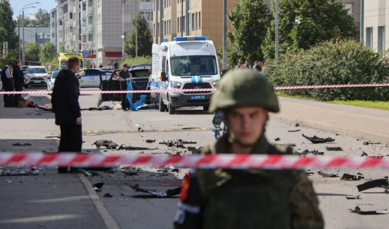 Gli investigatori lavorano sul luogo dell'esplosione di un'auto, che ha ucciso un militare russo, a San Pietroburgo, Russia, il 27 agosto 2026. REUTERS/Stringer IMMAGINI TPX DEL GIORNO