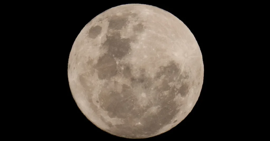 La missione cinese sulla Luna Nuova potrebbe svelare il segreto del ghiaccio lunare: perché è importante