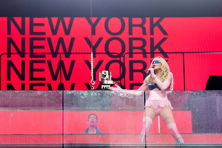 Madonna si esibisce durante un concerto a sorpresa a Times Square, a New York, negli Stati Uniti, il 4 giugno 2026