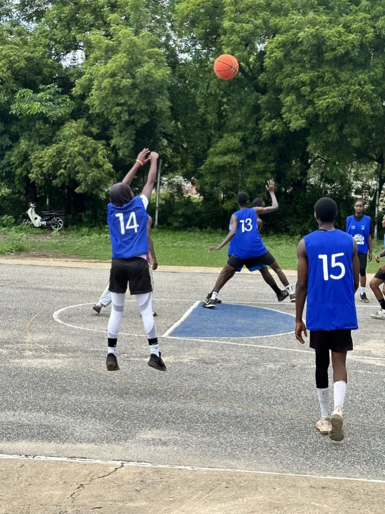 Giovani giocatrici prendono parte a una sessione di allenamento di basket Grassroots To Greatness in Nigeria [Grassroots To Greatness]