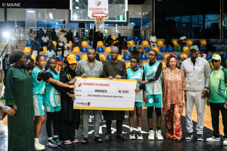 Alcune delle giovani giocatrici ricevono un sostegno finanziario al termine di un torneo organizzato da Grassroots To Greatness [Grassroots To Greatness]