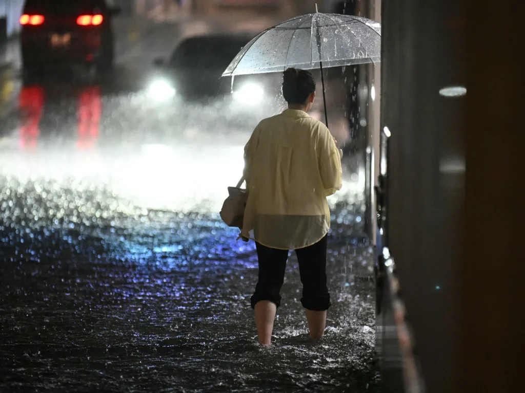 Le precipitazioni record provocano quattro morti e migliaia di persone bloccate in Giappone