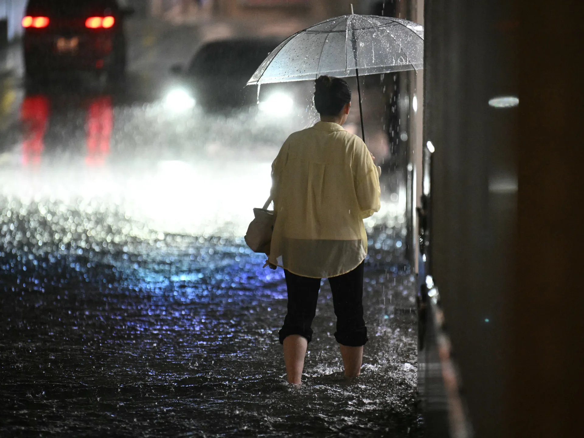 Le precipitazioni record provocano quattro morti e migliaia di persone bloccate in Giappone