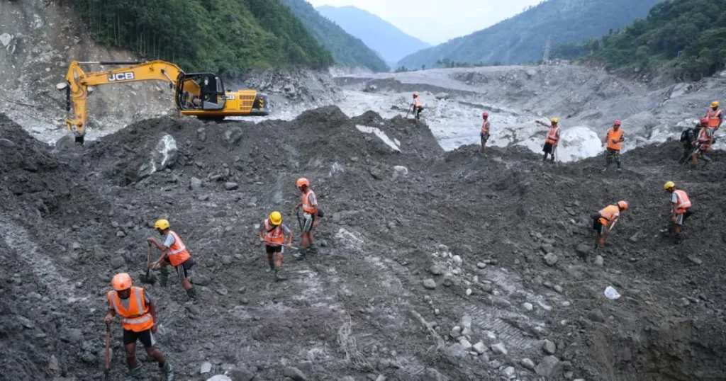 Le trappole dei tunnel in Nepal ostacolano i soccorsi in caso di inondazioni: quanti sono i morti o i dispersi?