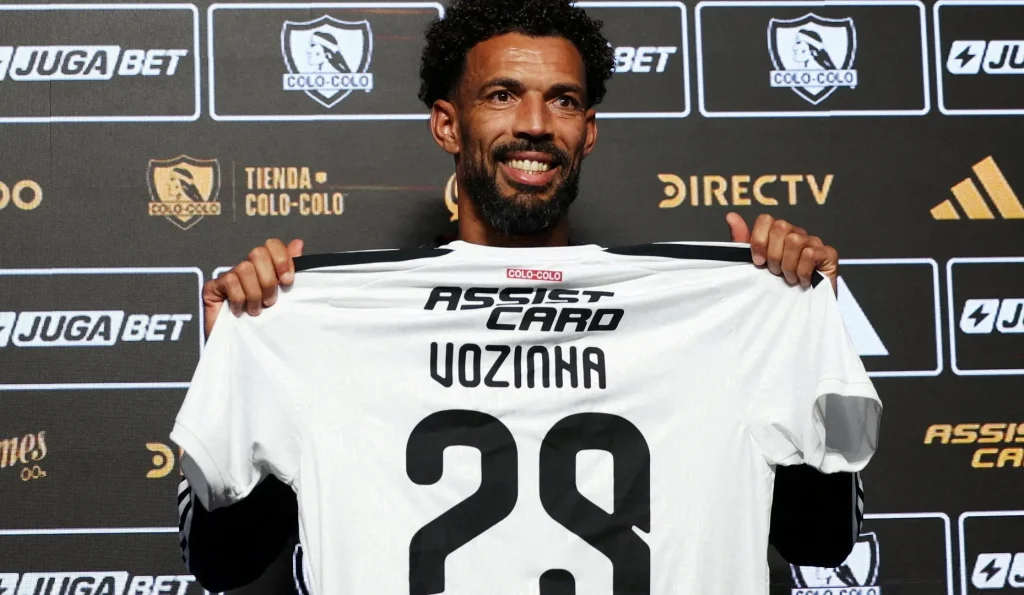 L'eroe della Coppa del Mondo di Capo Verde, il fenomeno dei social media Vozinha si unisce al Colo-Colo