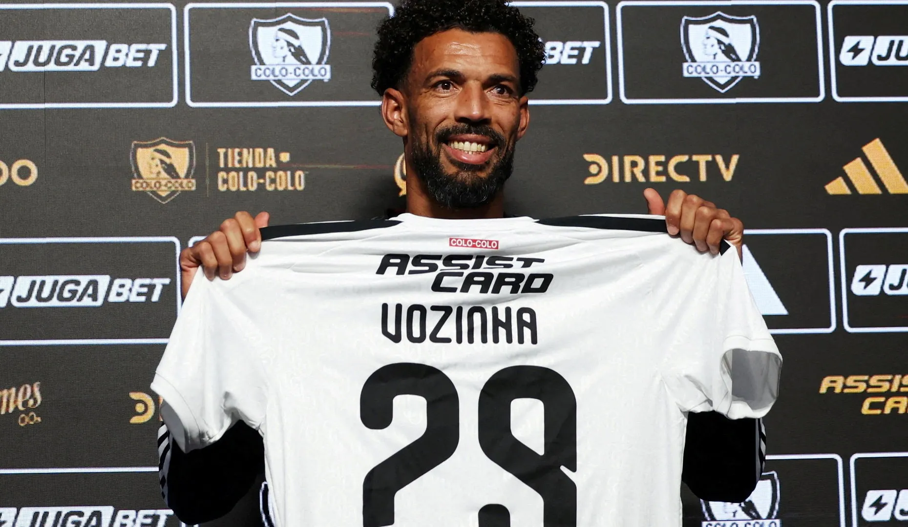 L'eroe della Coppa del Mondo di Capo Verde, il fenomeno dei social media Vozinha si unisce al Colo-Colo
