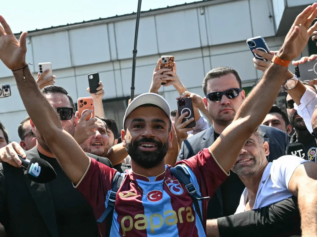 L'ex stella del Liverpool Salah arriva a Turkiye prima del trasferimento al Trabzonspor