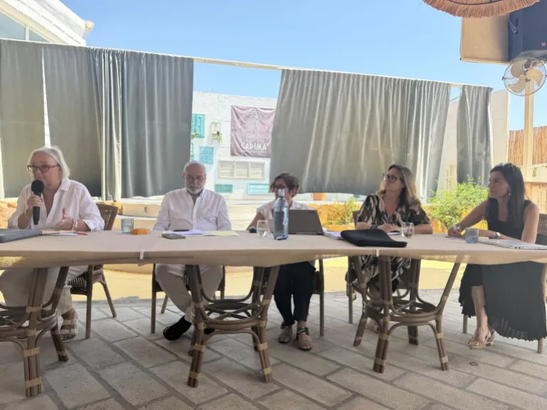 Un gruppo di residenti di Bedar ha tenuto riunioni sugli incendi, con l'obiettivo di prevenire ulteriori disastri [Courtesy of Sally Chapman]