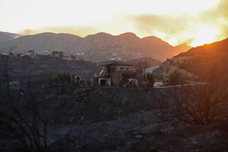 Una casa danneggiata rimane in mezzo a un'area bruciata a seguito degli incendi mortali che hanno colpito la provincia di Almeria, a Bedar, Almeria, Spagna, 10 luglio 2026. REUTERS/Loyola Perez de Villegas Muniz