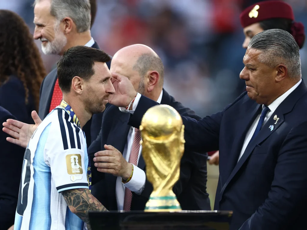 Messi deciderà quando si ritirerà, dice il capo della FA Argentina