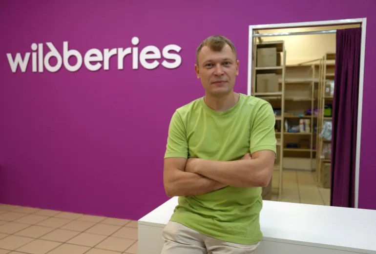 Vasily Klimov, uomo d'affari e proprietario di un punto di raccolta in franchising di Wildberries, che ha subito perdite finanziarie a seguito degli attacchi di droni ucraini alle strutture del gigante russo dell'e-commerce durante il conflitto Russia-Ucraina, propone una foto a Mosca, Russia, il 4 agosto 2026. REUTERS/Lev Sergeev