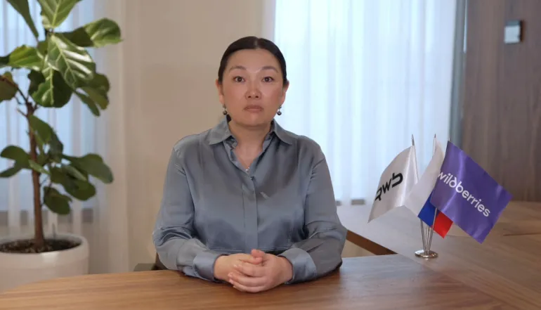 Tatyana Kim, capo e co-fondatrice di Wildberries, parla degli attacchi di droni ucraini ai magazzini dell'azienda nel corso del conflitto Russia-Ucraina, in un luogo non identificato, in questa immagine fissa da un video di handout rilasciato il 31 luglio 2026. Wildberries Press Service/Handout tramite REUTERS ATTENZIONE REDATTORI - QUESTA IMMAGINE È STATA FORNITA DA TERZE PARTI. NESSUNA RIVENDITA. NESSUN ARCHIVIO. CREDITO OBBLIGATORIO.