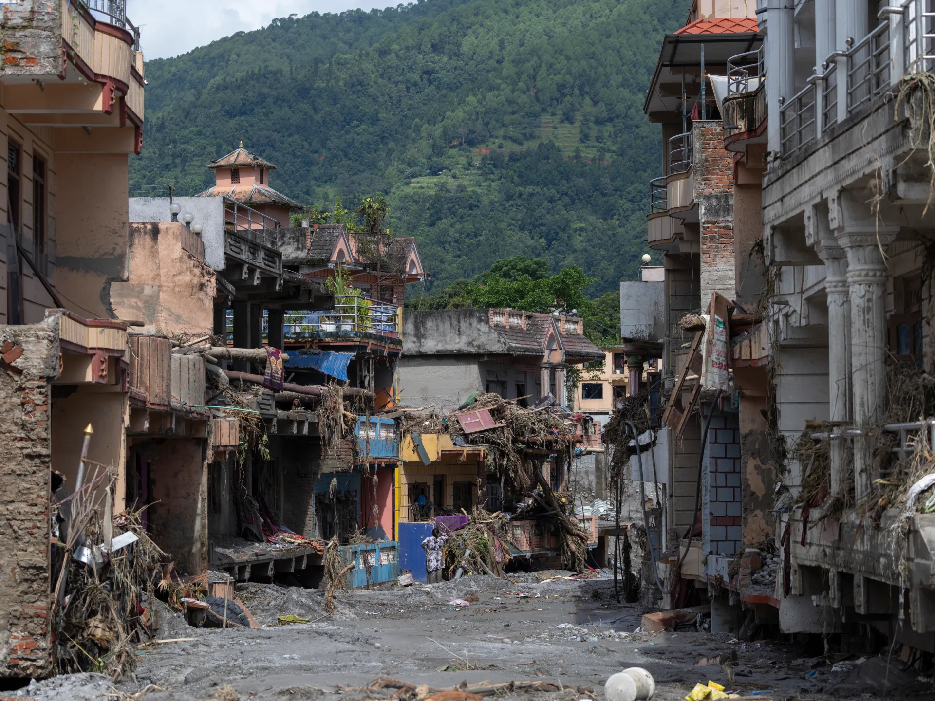 Quasi 470 morti nelle inondazioni in Nepal: cosa sappiamo degli sforzi di salvataggio