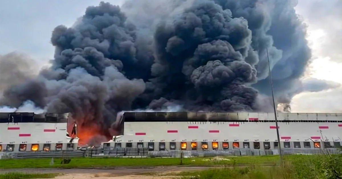Siti industriali russi in fiamme dopo gli attacchi dei droni ucraini
