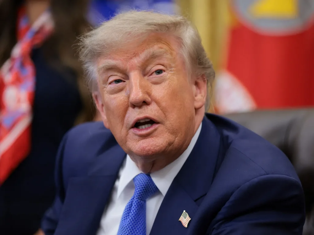 Trump chiede un risarcimento all’Iran mentre continuano i colloqui sullo Stretto di Hormuz