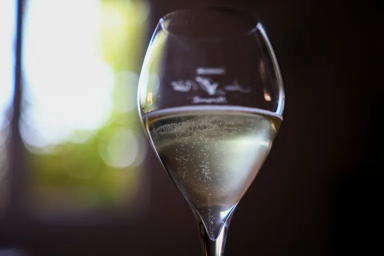 Un bicchiere di champagne nel vigneto Champagne Jean Velut, durante l'inizio della vendemmia, a Montgueux, in Francia, il 14 agosto 2026