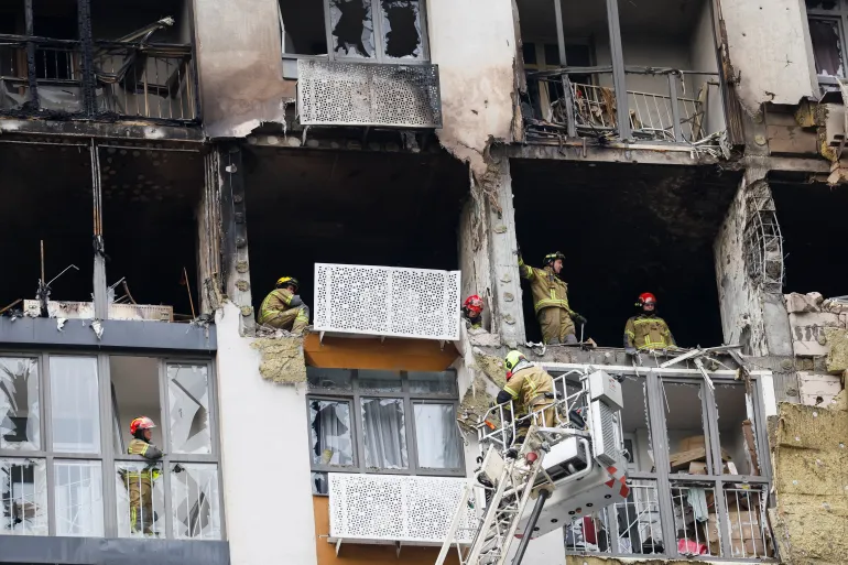 I vigili del fuoco lavorano sul luogo di un condominio danneggiato da un attacco di droni russi, nel mezzo dell'attacco russo all'Ucraina, a Kiev, Ucraina, il 1° settembre
