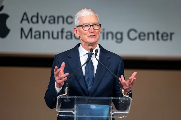 Il CEO di Apple Tim Cook parla con ospiti e funzionari durante la cerimonia del taglio del nastro per l'Advanced Manufacturing Center di Apple a Houston, Texas, Stati Uniti, il 13 agosto 2026
