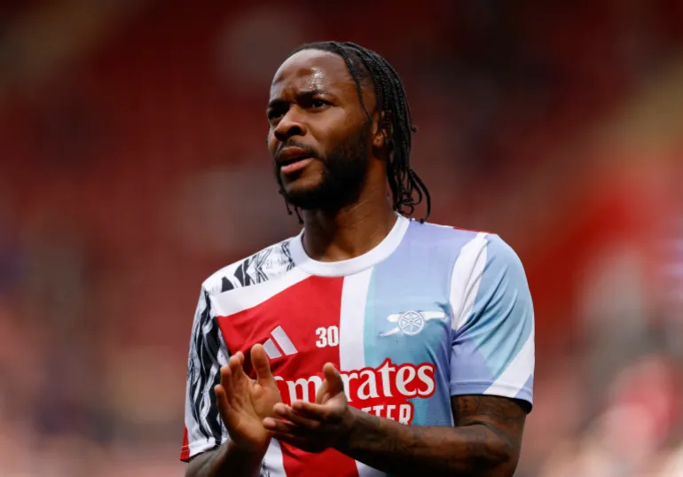 Raheem Sterling applaude i tifosi dell'Arsenal nel gennaio 2025 durante il suo ultimo periodo in Premier League