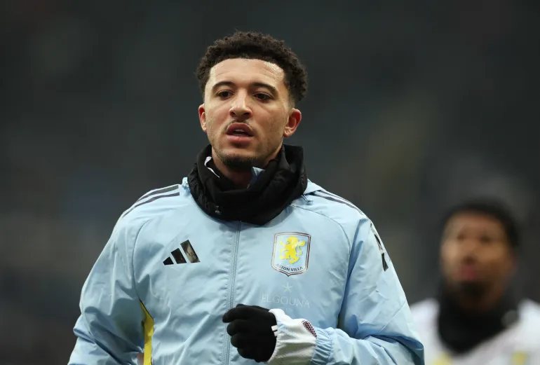 Jadon Sancho dell'Aston Villa si sta preparando per una partita della Premier League per l'Aston Villa a gennaio