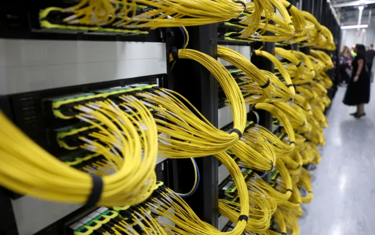 FOTO DEL FILE: Rack per server dati, GPU e CPU all'interno del data center Nebius AI UK, una nuova struttura che ospita NVIDIA e altre aziende informatiche, presso gli Ark Data Centers, a Chertsey, Gran Bretagna, il 6 novembre 2025. REUTERS/Toby Melville/file Photo