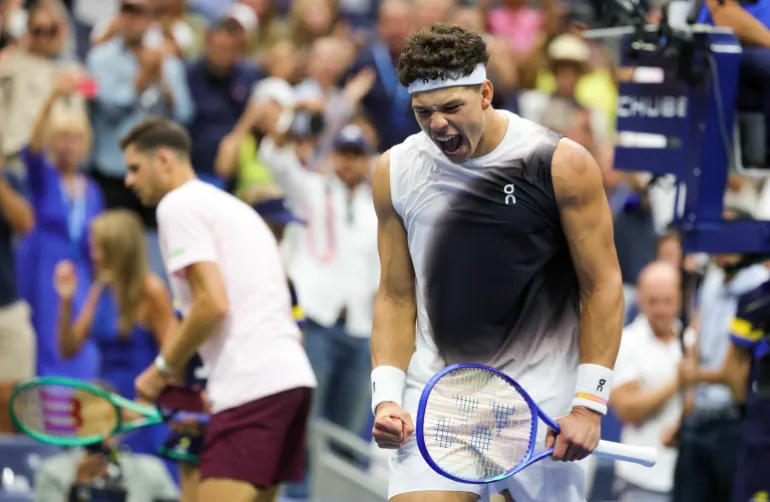 Ben Shelton degli Stati Uniti reagisce dopo aver sconfitto il polacco Hubert Hurkacz durante la seconda partita di tennis del singolo maschile il quarto giorno del torneo di tennis US Open all'USTA Billie Jean King National Tennis Center di New York il 2 settembre 2026. (Foto di KENA BETANCUR / AFP)