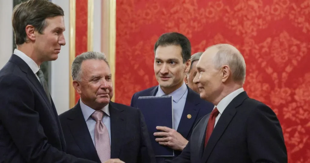 Il russo Putin incontra gli inviati statunitensi per discutere la proposta di Trump di porre fine alla guerra in Ucraina