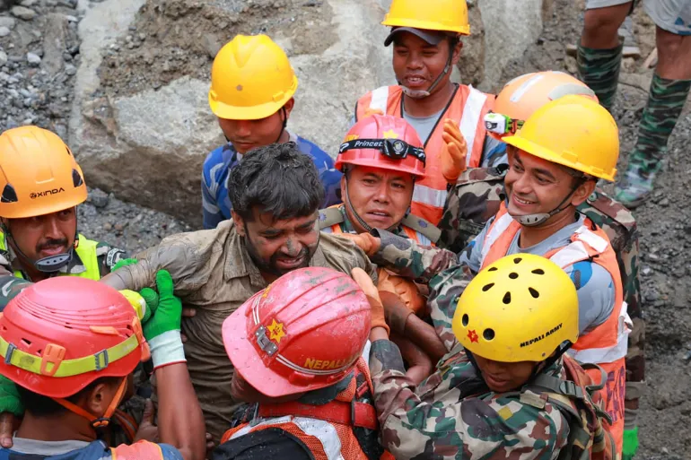 Questa fotografia scattata e diffusa dall'esercito del Nepal il 4 settembre 2026 mostra il personale dell'esercito che trasporta un lavoratore intrappolato all'interno di un tunnel, durante un'operazione di salvataggio presso il progetto idroelettrico Trishuli-3A nel distretto di Rasuwa in Nepal.
