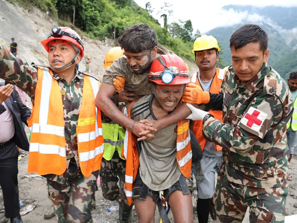 Il Nepal salva due lavoratori dal tunnel idroelettrico nove giorni dopo l'alluvione