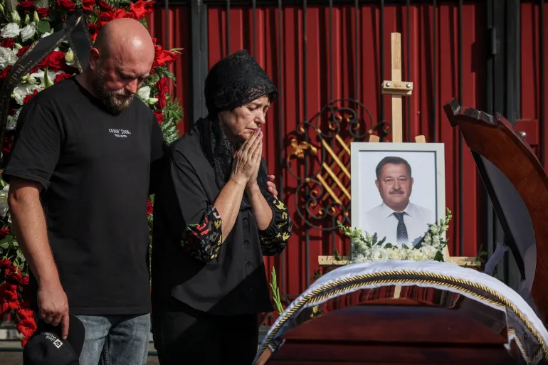 I familiari partecipano ai funerali del capo della comunità dei villaggi locali Taras Didych, che era tra le 38 persone uccise in un attacco di droni russi nel villaggio di Myla il 28 agosto, durante l'attacco della Russia all'Ucraina, nel villaggio di Dmytrivka, regione di Kiev, Ucraina, il 31 agosto 2026. REUTERS/Alina Smutko IMMAGINI TPX DEL GIORNO