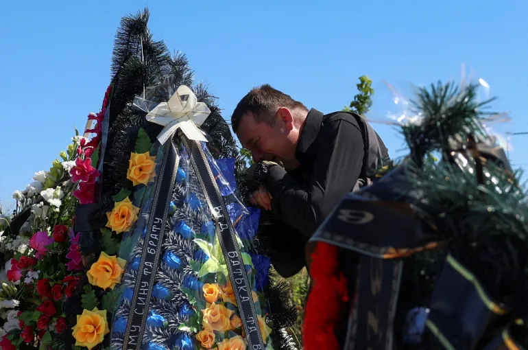 Petro Ionov reagisce vicino alla tomba di suo figlio Yevhenii Ionov dopo una cerimonia di sepoltura in un cimitero nella città di Bilohorodka, durante l'attacco della Russia all'Ucraina, nella regione di Kiev, Ucraina, il 25 agosto 2026. Yevhenii Ionov era tra almeno diciassette persone uccise da attacchi missilistici e droni russi verso Kiev il 20 agosto, secondo il sindaco Vitali Klitschko. Le vittime civili dell'invasione su vasta scala della Russia sono aumentate drasticamente a luglio quando missili e droni hanno colpito città lontane dalle linee del fronte, hanno affermato le Nazioni Unite in un rapporto pubblicato il 14 agosto. La Missione di monitoraggio dei diritti umani delle Nazioni Unite in Ucraina ha affermato di aver confermato almeno 437 civili uccisi e 2.610 feriti durante il mese, un aumento del 30% rispetto a giugno e il bilancio più alto da maggio 2022.REUTERS/Anatolii Stepanov IMMAGINI TPX DI IL GIORNO