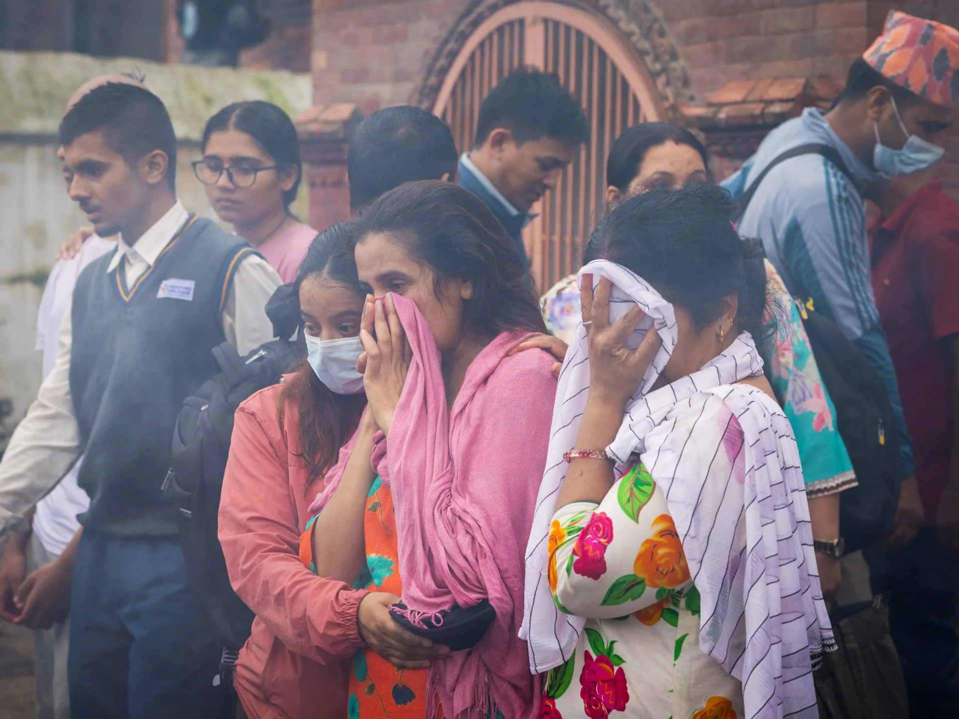 I parenti organizzano cremazioni senza corpi per le vittime delle alluvioni scomparse in Nepal