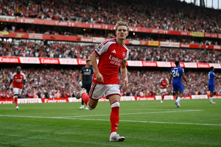Calcio Calcio - Premier League - Arsenal v Chelsea - Emirates Stadium, Londra, Gran Bretagna - 6 settembre 2026 Martin Odegaard dell'Arsenal festeggia il suo secondo goal REUTERS/Tony o Brien SOLO PER USO EDITORIALE. NESSUN UTILIZZO CON AUDIO, VIDEO, DATI, ELENCHI DEGLI INCONTRI, LOGHI DI CLUB/LEGA O SERVIZI 'LIVE' NON AUTORIZZATI. UTILIZZO ONLINE IN PARTITA LIMITATO A 120 IMMAGINI, NESSUNA EMULAZIONE VIDEO. NESSUN UTILIZZO NELLE SCOMMESSE, GIOCHI O PUBBLICAZIONI DI SINGOLI CLUB/LEGA/GIOCATORE. PER ULTERIORI DETTAGLI, CONTATTARE IL VOSTRO RAPPRESENTANTE ACCOUNT. IMMAGINI TPX DEL GIORNO