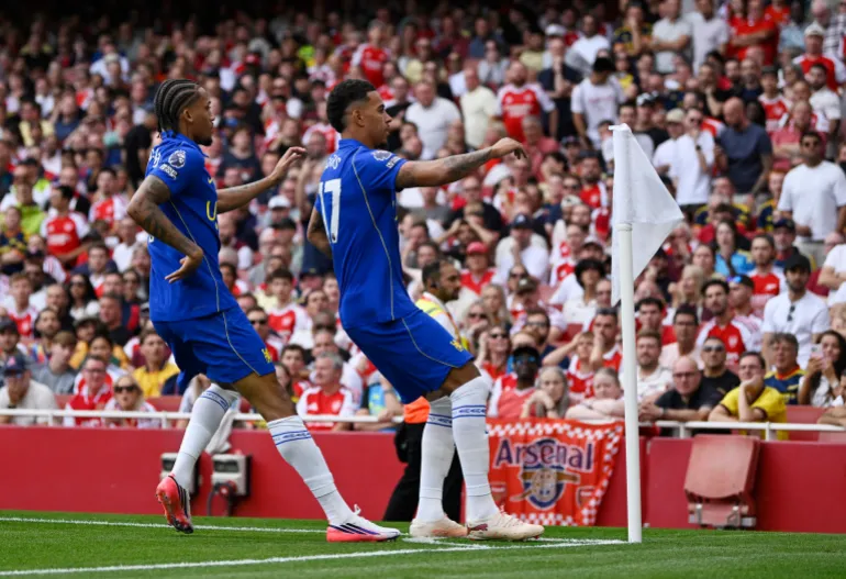 Calcio Calcio - Premier League - Arsenal v Chelsea - Emirates Stadium, Londra, Gran Bretagna - 6 settembre 2026 Morgan Rogers di Chelsea festeggia il suo primo gol con Joao Pedro REUTERS/Tony o Brien SOLO PER USO EDITORIALE. NESSUN UTILIZZO CON AUDIO, VIDEO, DATI, ELENCHI DEGLI INCONTRI, LOGHI DI CLUB/LEGA O SERVIZI 'LIVE' NON AUTORIZZATI. UTILIZZO ONLINE IN PARTITA LIMITATO A 120 IMMAGINI, NESSUNA EMULAZIONE VIDEO. NESSUN UTILIZZO NELLE SCOMMESSE, GIOCHI O PUBBLICAZIONI DI SINGOLI CLUB/LEGA/GIOCATORE. PER ULTERIORI DETTAGLI, CONTATTARE IL VOSTRO RAPPRESENTANTE ACCOUNT.